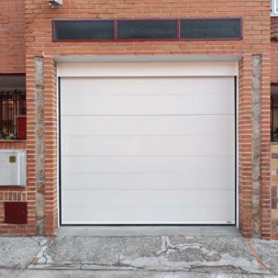 Puertas seccionales blanca para garaje