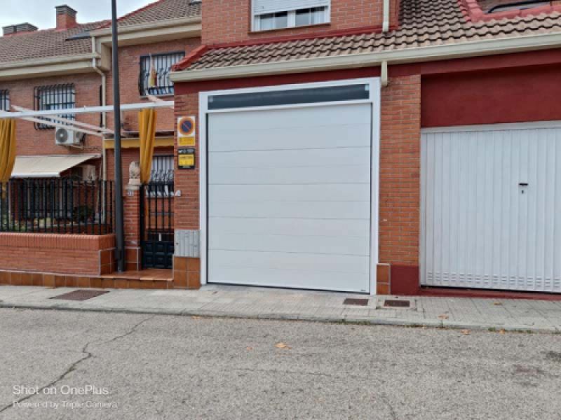 Puertas seccionales blanca para garaje
