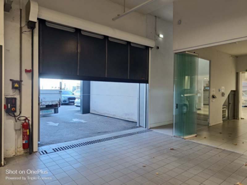 Puerta rápida de lona en media apertura