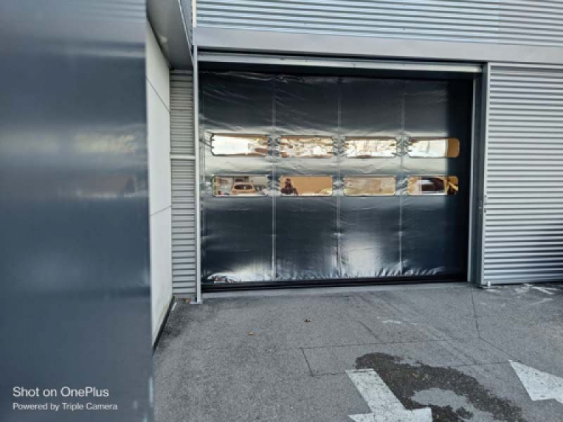 Vista exterior de puerta de lona