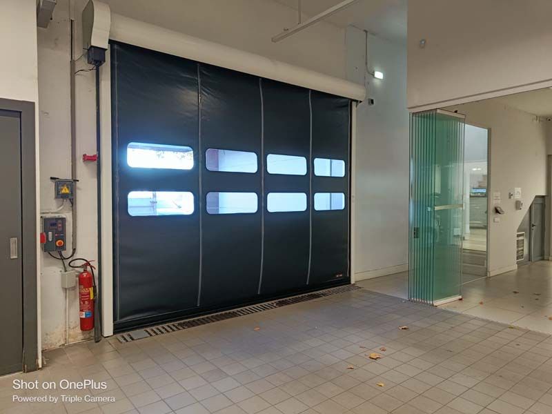 Puerta rápida de lona cerrada