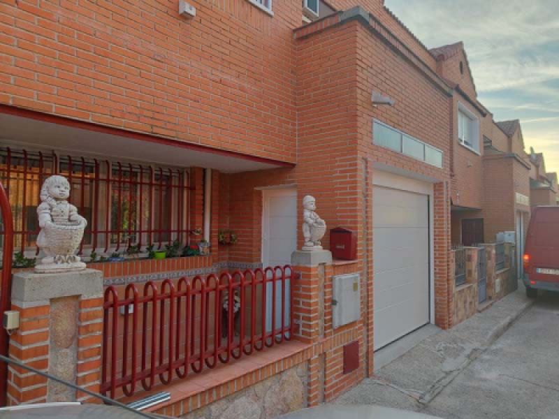 Vista de fachada con puerta seccional instalada