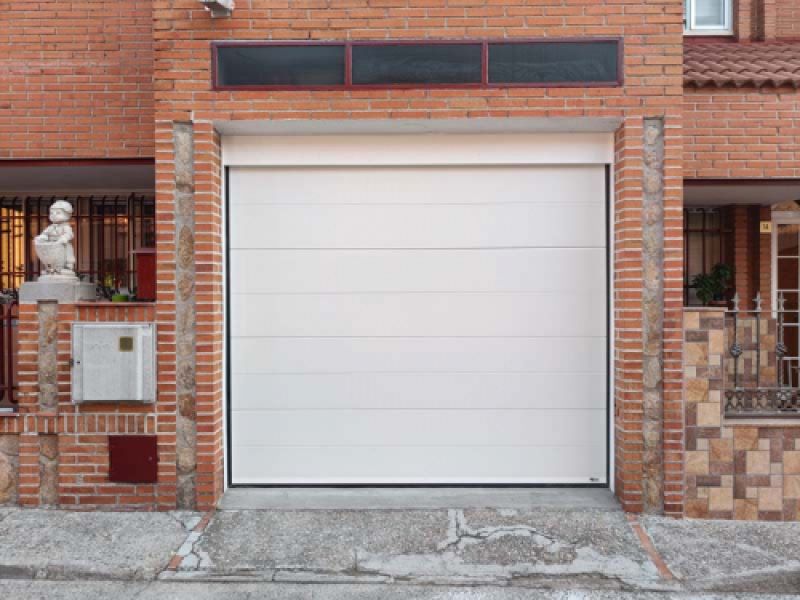 Puertas seccionales blanca para garaje