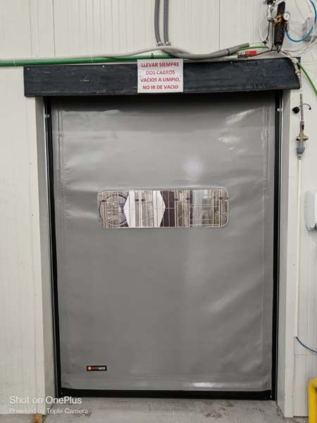 Ejemplo de puerta de lona