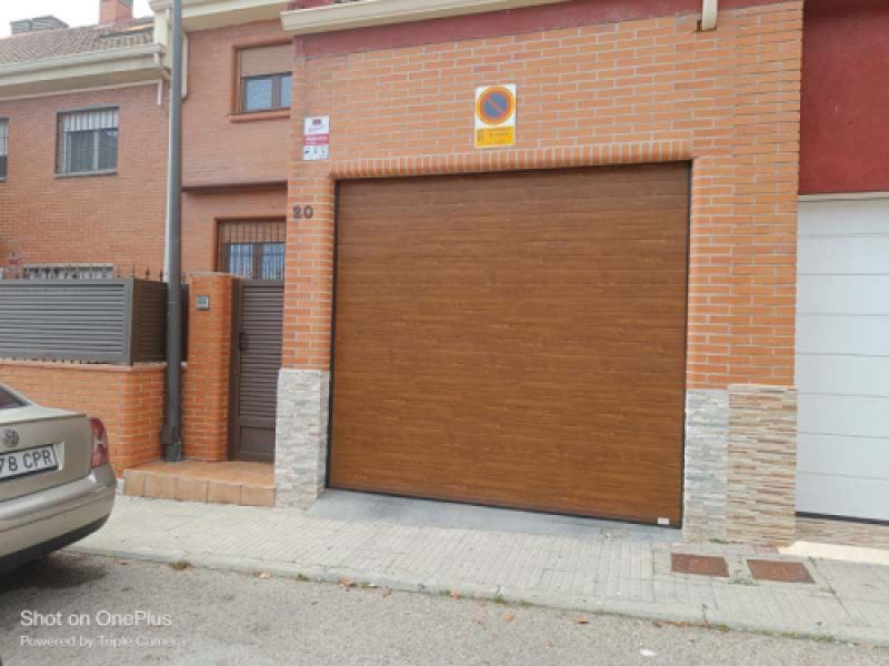 Puertas seccionalesen color madera