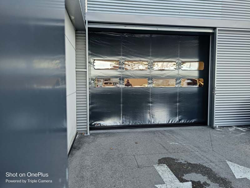 Vista exterior de puerta de lona