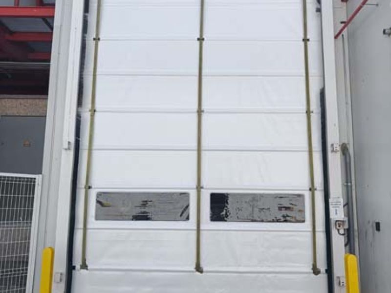 Ejemplo de puerta de lona