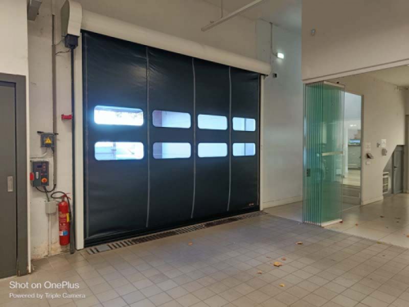 Puerta rápida de lona cerrada