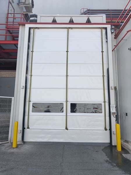 Ejemplo de puerta de lona